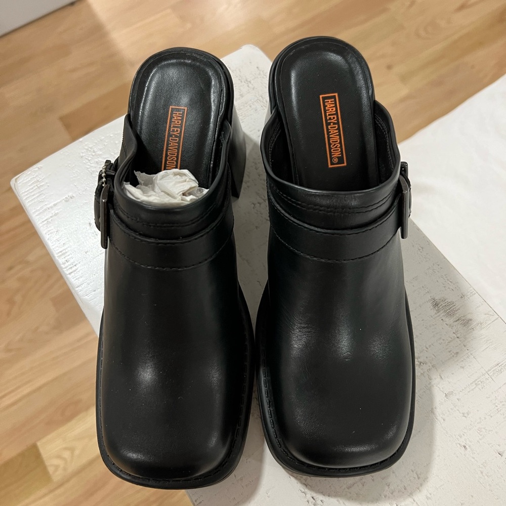 Harley Davidson clogs …. Never worn … Brand new !!! Size 9